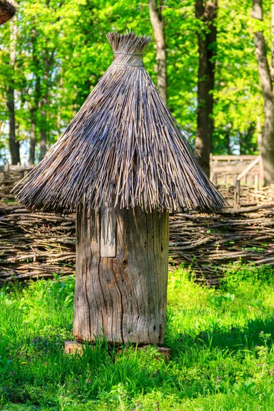 古い田舎の古い木造の蜂の巣 — ストック写真
