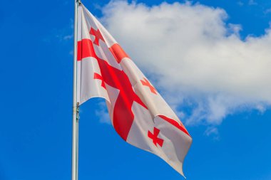 Mavi gökyüzüne karşı Gürcistan bayrağı