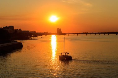 Dnipro, Ukrayna 'da günbatımında Dinyeper Nehri' nde modern yat gezisi.