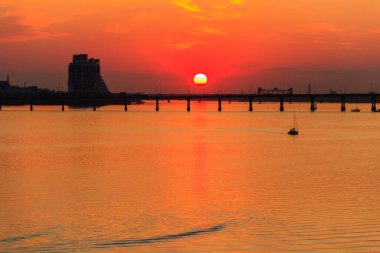Dinyeper nehri üzerinde güzel bir günbatımı Dnipro şehri, Ukrayna