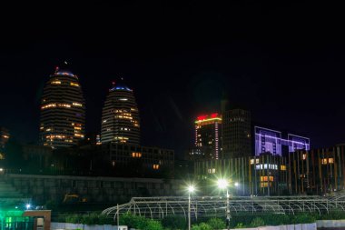 Dnipro, Ukrayna 'daki güzel modern binalar, gökdelenler ve gece kuleleri manzarası.