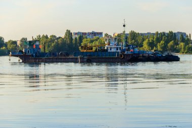 Kremenchug, Ukrayna 'daki Dinyeper Nehri' nde sanayi gemisi.