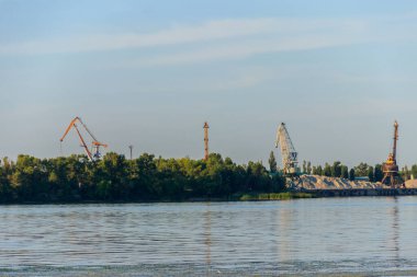 Kremenchug, Ukrayna 'daki Dinyeper Nehri' ndeki kargo limanına vinç çekiliyor.