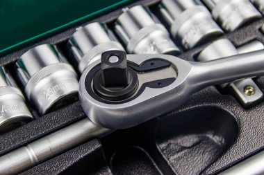 Araba tamiri için evrensel araç gereç kitinin yakın plan görüntüsü