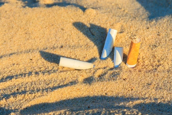 Niedopałki Papierosów Żółtym Piasku Plaży Morskiej Wybrzeżu Koncepcja Zanieczyszczenia Środowiska — Zdjęcie stockowe