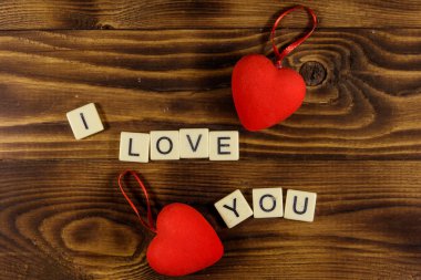 Kırmızı kalpler ve tahta arka planda 