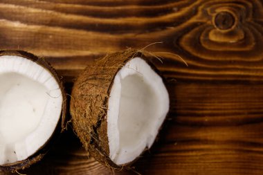 Kırsal ahşap masada taze hindistan cevizi. Üst görünüm