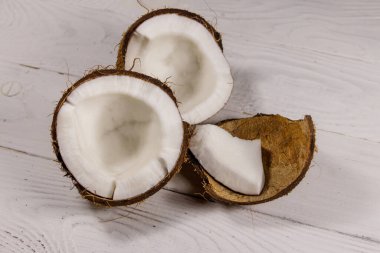 Beyaz ahşap masada taze hindistan cevizi.