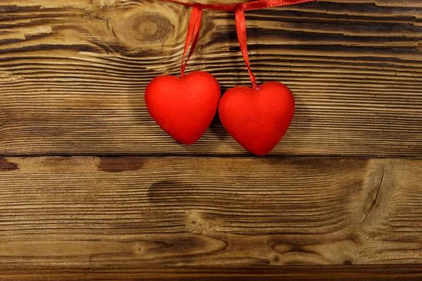 Dos Corazones Rojos Colgando Sobre Fondo Madera Copiar Espacio — Foto de Stock