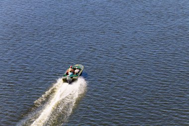 Dnieper, Ukrayna 'da balıkçılarla dolu bir tekne.