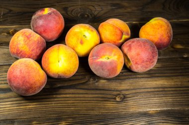 Tahta masada olgun şeftaliler