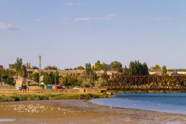 Ukrayna 'nın Genichesk kasabasında demir köprü.
