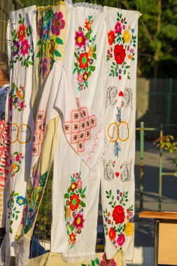 Genichesk, Ukrayna - 26 Ağustos 2017: Ukrayna ulusal el yapımı havlular Ukrayna pazarında nakış ve dekoratif süsler