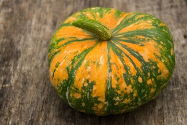 Kırsal ahşap masadaki balkabağı