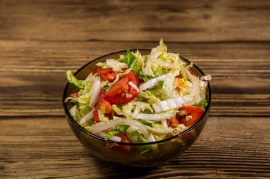 Taze sebze salatası, Çin lahanası, domates, biber ve soğanlı zeytin ya da ayçiçeği yağı. Sağlıklı yemek.