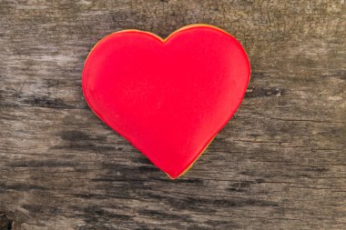 Sevgililer gününde rustik ahşap masa için çerezleri kalp şeklinde. Üstten Görünüm