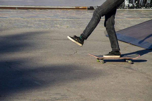 Skateboarder Benen Paardrijden Skateboard Skatepark — Stockfoto