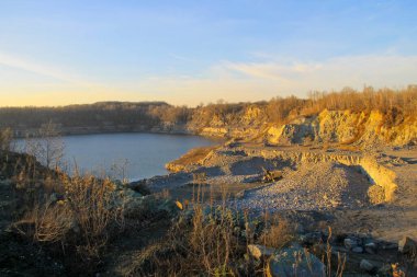 Granit ocağındaki maden kaynaklarının çıkarılması