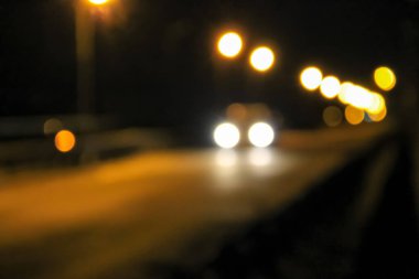 Bokeh gecenin karanlığında arabanın ışıklarını kararttı.