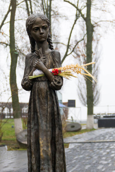 Фрагмент Национального музея "Мемориал жертв Голодомора". Скульптура голодной молодой девушки с колосьями пшеницы в руках. Остров, Украина
