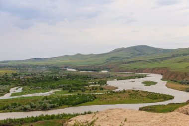 Antik mağara şehri Uplistsikhe, Georgia 'dan Kura Nehri ve Kafkas Dağları manzarası