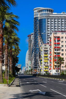 Batumi, Adjara, Gürcistan - 3 Mayıs 2018: Batumi, Gürcistan 'da güzel modern binaları olan cadde