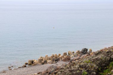 Karadeniz kıyısında beton kırıkları. Yüksek dalgalara karşı kıyı yapısı için koruma