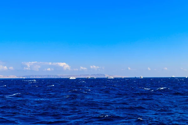 Utsikt Över Röda Havet Och Vita Båtar Horisonten Nära Hurghada — Stockfoto