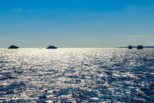 Белые Яхты Горизонте Красного Моря — стоковое фото
