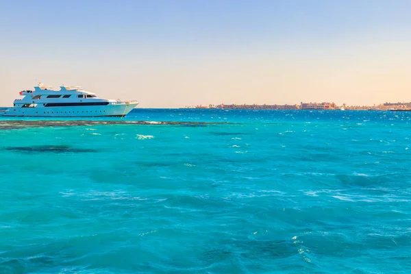 Biały Jacht Pływający Morzu Czerwonym Egipt — Zdjęcie stockowe