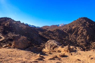 Mısır 'daki Arap çölü ve dağ sıraları Kızıl Deniz Tepeleri manzarası
