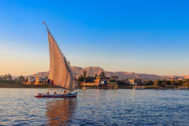 Luxor, Mısır - 11 Aralık 2018: Luksor, Mısır Nil nehrinde yelken Felucca tekneler. Geleneksel Mısır yelkenli tekneler