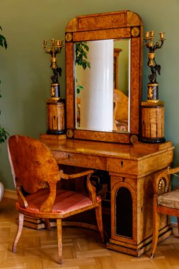 Odasında ayna olan klasik ahşap tuvalet masası.