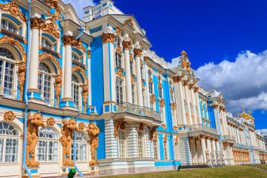 Catherine Palace, Rusya 'nın Saint Petersburg eyaletinin 30 km güneyinde, Tsarskoye Selo (Puşkin) kasabasında yer alan bir Rococo sarayıdır. Rus Çarları 'nın yazlık eviydi.