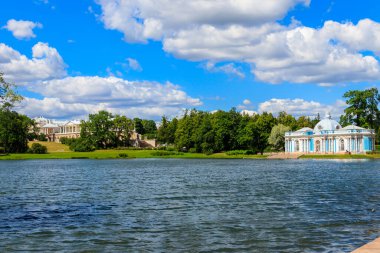 Rusya 'nın Puşkin kentindeki Tsarskoye Selo' daki Catherine parkında Büyük Göl kıyısındaki Grotto Pavyonu ve Cameron galerisi