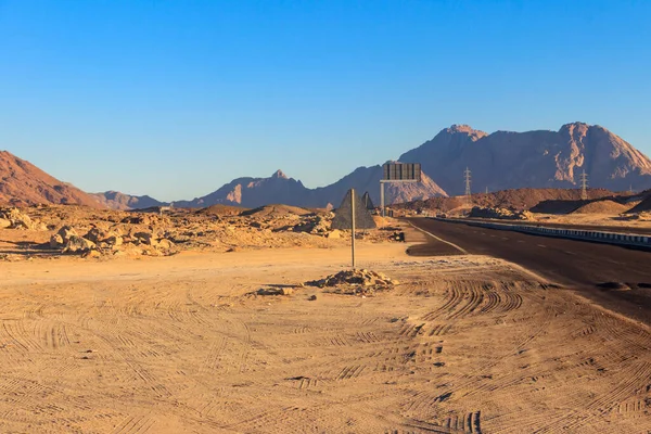 Aszfaltozott Keresztül Arab Sivatag Egyiptomban — Stock Fotó