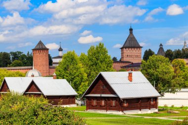 Aziz Euthymius Manastırı manzarası ve Rusya 'nın Suzdal kentindeki ahşap evler. Suzdal şehir manzarası