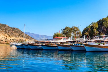 Türkiye 'de Akdeniz kıyısında turist botları bulunan liman