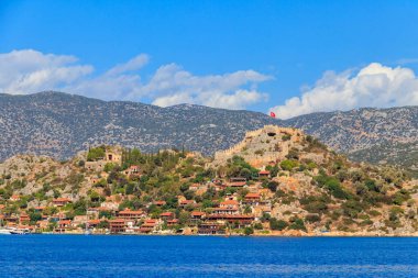 Türkiye 'nin Antalya ilinin Akdeniz kıyısındaki bir dağda kalesi olan antik Lycia kasabası Simena' nın manzarası