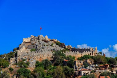 Türkiye 'nin Antalya ilinin Akdeniz kıyısındaki bir dağda kalesi olan antik Lycia kasabası Simena' nın manzarası