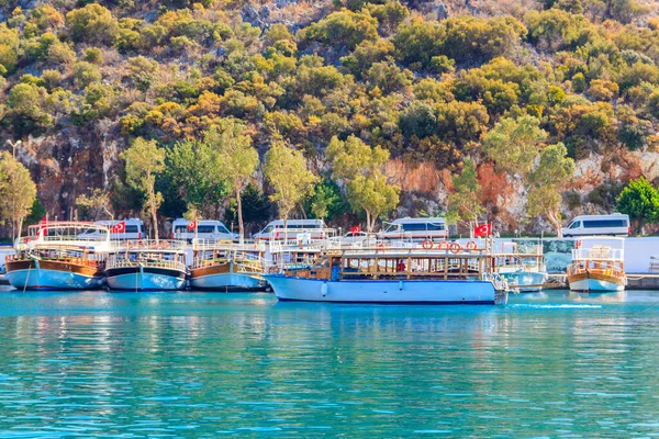 Türkiye 'de Akdeniz kıyısında turist botları bulunan liman
