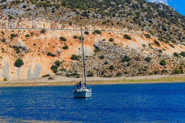 在土耳其安塔利亚省凯科娃岛附近的地中海航行的游艇 土耳其Riviera — 图库照片