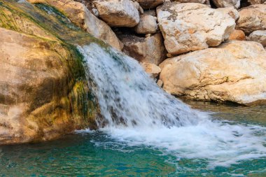 Antalya ilinin Goynuk kanyonunda küçük şelale, Türkiye