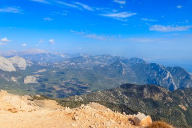 Türkiye 'nin Antalya ilinin Kemer ilçesi yakınlarındaki Tahtali dağının tepesinden Taurus dağlarının manzarası