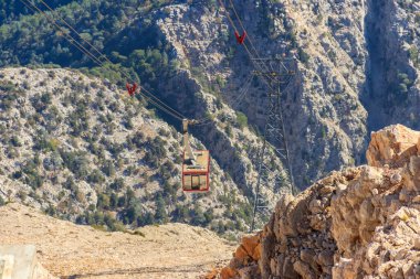 Antalya ilinin Tahtali Dağı 'nın zirvesine giden yolda giden teleferik, Türkiye' nin Antalya kentinde