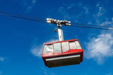 Antalya ilinin Tahtali Dağı 'nın zirvesine giden yolda giden teleferik, Türkiye' nin Antalya kentinde