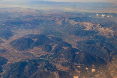 Türkiye 'nin Antalya ilindeki Taurus dağlarının manzarası. Uçaktan görüntüle