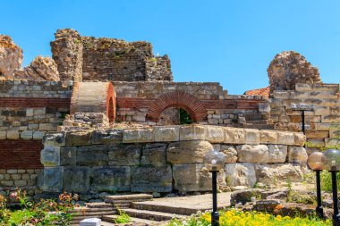 Bulgaristan 'ın Nessebar kentinin girişindeki antik kale duvarı