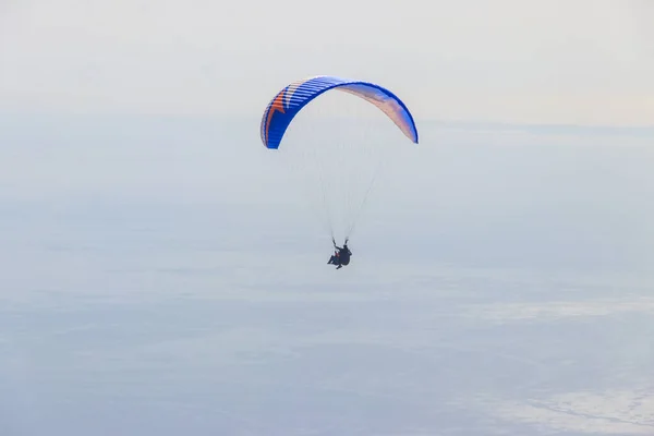 Paragliders Blauwe Lucht Concept Van Actieve Levensstijl Extreem Sportief Avontuur — Stockfoto