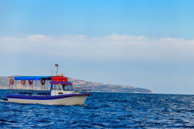 Bulgaristan 'ın Nessebar kentinde Karadeniz' de yelken açan eğlence gemisi